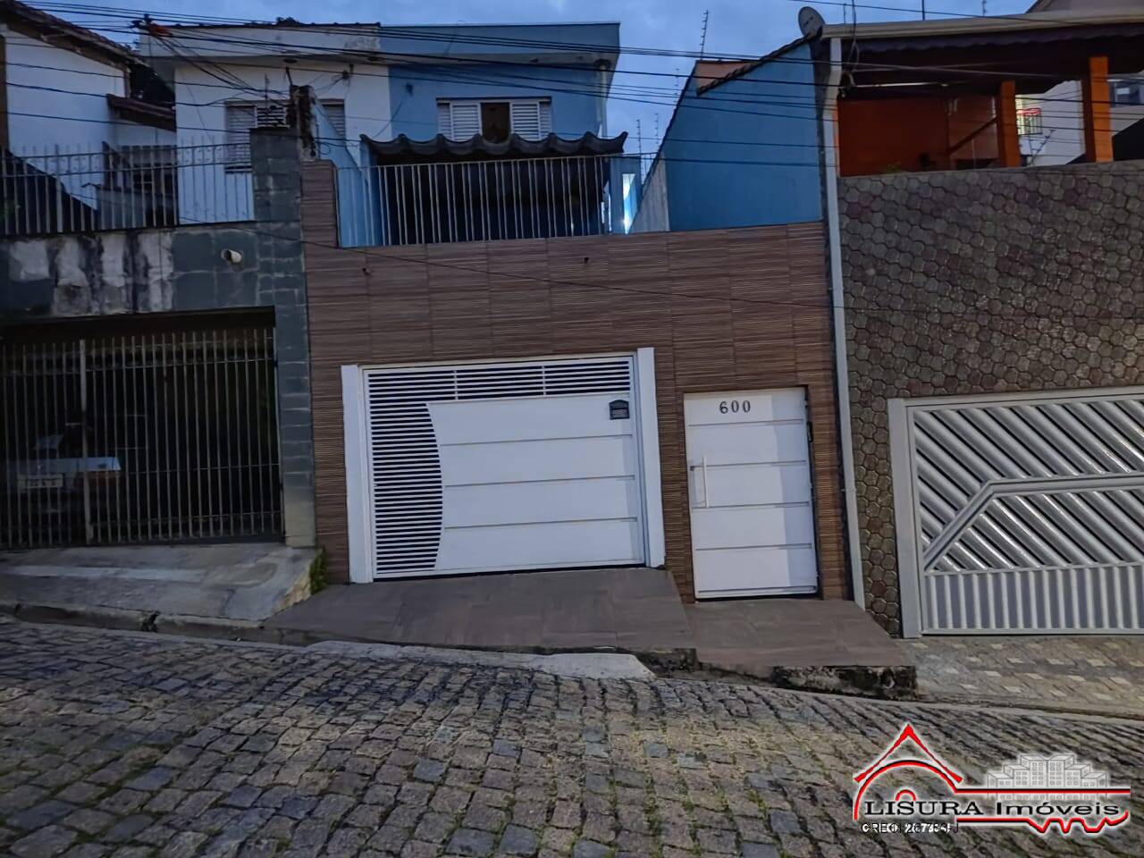 Casa à venda com 3 quartos, 209m² - Foto 1