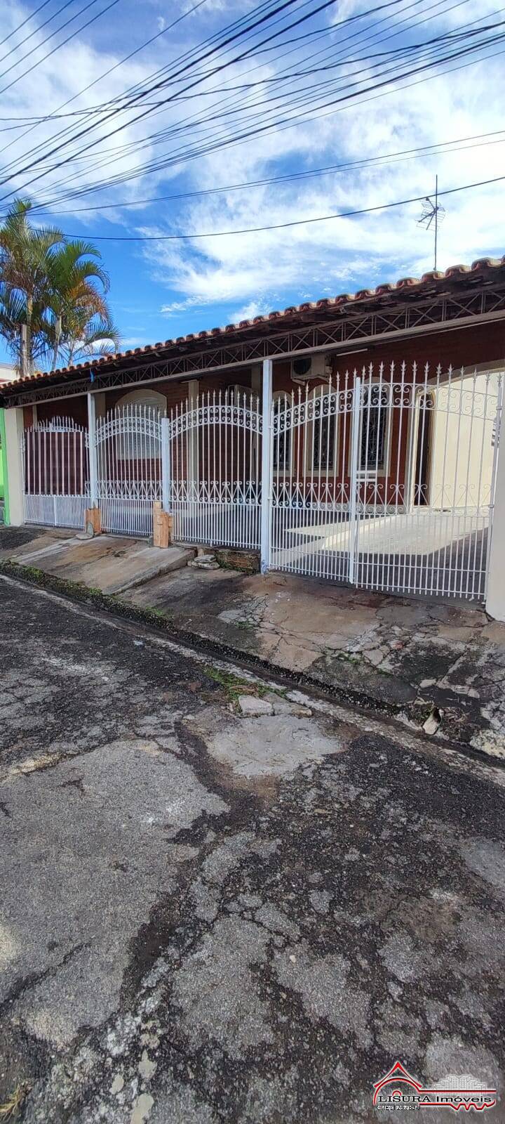 Casa à venda com 3 quartos, 200m² - Foto 1