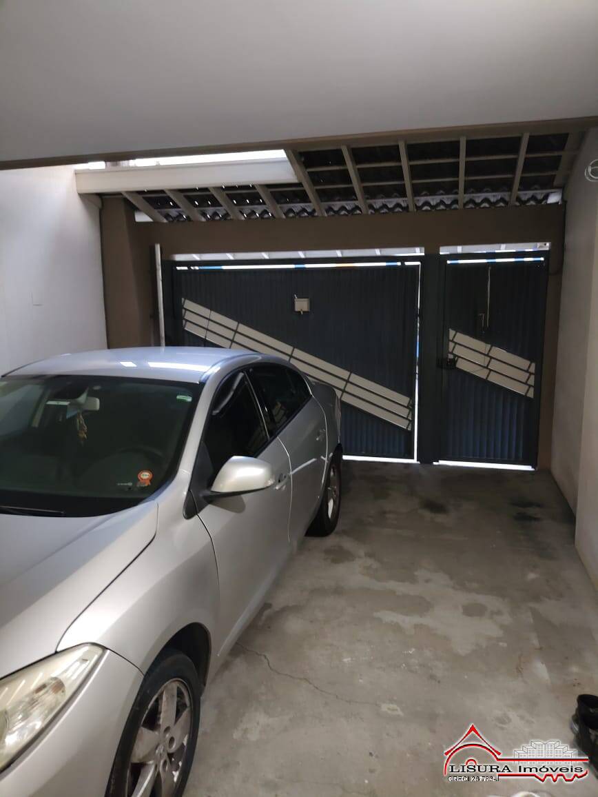 Casa à venda com 3 quartos, 194m² - Foto 1