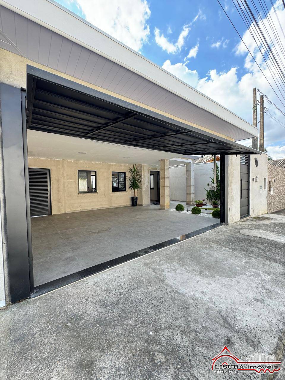 Casa à venda com 4 quartos, 250m² - Foto 1