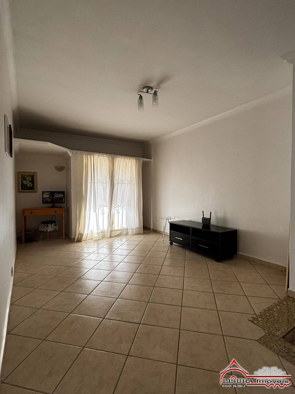 Casa à venda com 3 quartos, 220m² - Foto 2