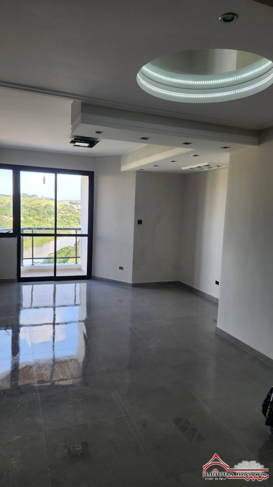 Apartamento à venda com 3 quartos, 180m² - Foto 2