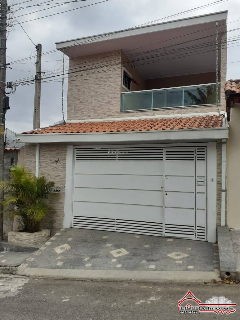 Casa à venda com 3 quartos, 238m² - Foto 1